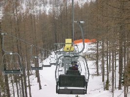 ein rückblick zur talstation des heidbodme-sesselliftes. der ist halb von vonroll, halb von doppelmayr - naja, fusionierung live, sozusagen...