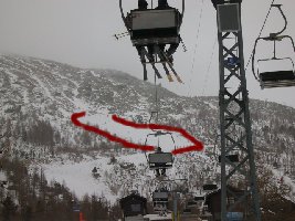 ein blick in richtung des unübersehbar rot markierten geilhanges im skigebiet furggstalden-heidbodme.