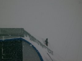 wie gross der arbeiter da ist, seht ihr ja. und auch, dass hinter ihm der schnee genauso hoch liegt...