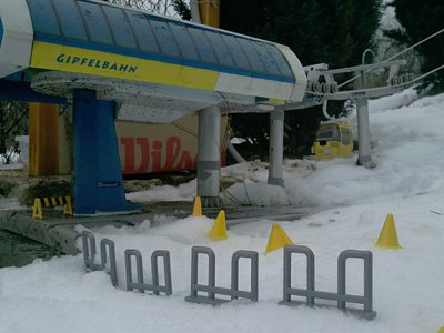 Absperrungen vor der Talstation