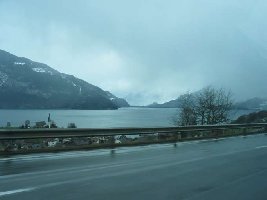 Anfahrt entlang des Thuner Sees. Noch relativ wenig Schnee. Das wird sich ändern.