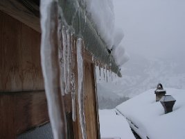 Eiszapfen in Reih und Glied
