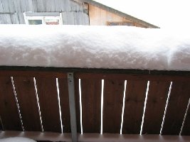 Schnee auf dem Balkongeländer am ersten Tag. Da sollte noch was hinzukommen.