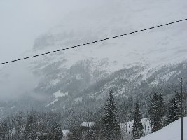 Der Eiger spielt Verstecken mit uns.