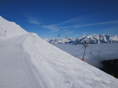 Pleisenabfahrt (links) und Skiroute "Pleisen Steilhang" (rechts), darüber der 2-CLF Pleisen, im Hintergrund das Karwendel