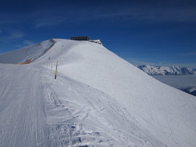 Olympia Abfahrt Damen (links) und Skiroute "Start Olympiaabfahrt Damen" (rechts), ausgehend vom Hoadl (2.340 m) mit der Bergstation der 147-FUL Olympia (2.334 m)