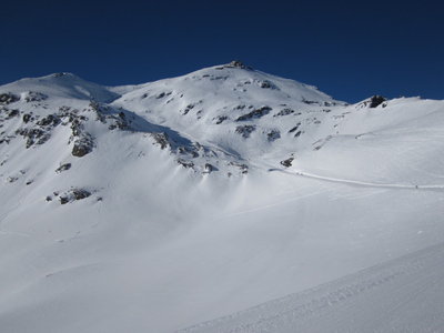 Schilthornpiste, in Bildmitte das Schilthorn (2.970 m) mit der Bergstation der 100-ATW Schilthorn