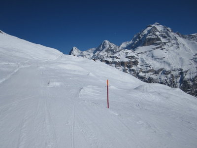 Piste "Schilt - Apollo", im Hintergrund von Links Eiger (3.970 m), Mönch (4.107 m) und Jungfrau (4.158 m)