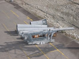 Stützenteile auf dem Parkplatz.