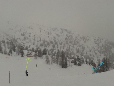 Blick vom Scoiattoli. Links die Zufahrt zur neuen DSB, rechts ungefähr die Lage der alten Talstation der ESB. Man erspart sich einen kleinen Steilhang. Vielleicht deswegen die neue Streckenführung. Familienfreundlicher und man kreuzt die Talabfahrt nicht. Die Talstation liegt also ca. 150 m oberhalb der alten aber auch deutlich weiter links (von unten gesehen).