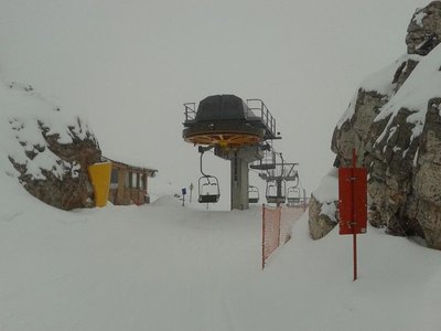 Die neue Bergstation. Der alte Seillift, den man von der alten Bergststation in die Scharte brauchte, ist auch LSAP. Das ist aber auch gut so. Ein Grund, warum die alte Bergstation so weit unten gebaut wurde, könnte der Felsen im Bild sein. Den hat man aber jetzt einfach in der Mitte durchgesprengt, man hat also jetzt freue Fahrt...............