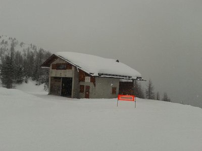 Zur Vollständigkeit die alte Talstation LSAP. Die Bergstation konnte ich nicht ablichten, da sie sich hinter einer riesigen Schneewand befand und nur mehr das Dach herausragte...