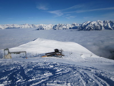 Bergstation des 2-CLF Pleisen (2.212 m) vom Pleisen (2.236 m) aus gesehen, im Hintergrund das Karwendel