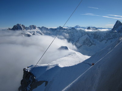 versicherter Grat "Arête du Midi" und Anschnallplatz von der Brücke aus gesehen