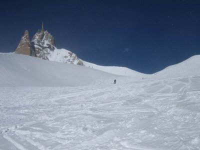 oberer Teil der Abfahrt (ca. 3.550 m), links im Hintergrund die Aiguille du Midi (3.842 m)