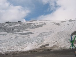 Der Eisbruch ist schon recht aper, auch der untere Zungenbereich. Das Eis ist aber recht schön, wenig Schmutz oder Dreck. Außerdem gäbe es ja noch den Schneehaufen rechts.