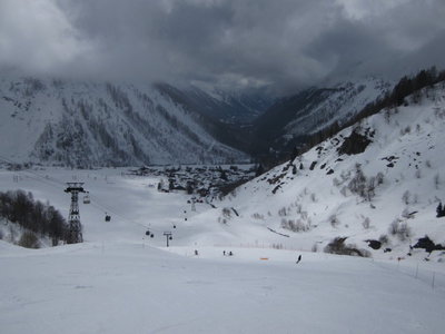 Piste "Les Caisets", daneben die 6-MGD Tour Charamillon, im Tal Le Tour (1.462 m)