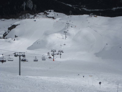 Piste "Pic Janvier", links der 6-CLD Index, rechts im Hintergrund die Bergstation des 3-CLF Evettes (2.058 m)