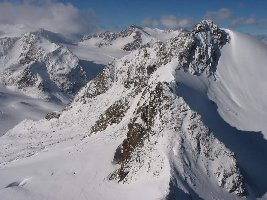 Der Fernerkogel vom Aussichtssteg an der Bergstation der Tiefenbachbahn aus gesehen - ohne Zoom. Der eigentliche Hauptgipfel dürfte allerdings verdeckt sein aus dieser Perspektive.