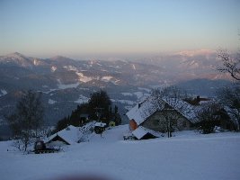 Nette Stimmung am späten Nachmittag bei der letzten Abfahrt... ein schöner Tag zu Ende geht! Im Vordergrund links die Bergstation der DSB