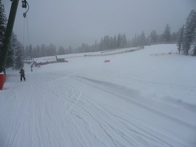 Hier noch ein Nebelbild von der Bergfahrt am Rieglerhüttenlift. Ganz rechts mündet die neue Piste ein, die neue Gondeltalstation wird ein Stück unterhalb der Rieglerhüttentalstation sein.
