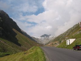 Auffahrt durchs Rettenbachtal. Man beachte die Steilheit der Hänge rechts!