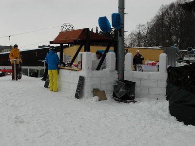 Schneebar an der Bergstation