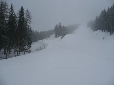 Dieses Foto entstand unmittelbar nach der Stationsausfahrt am 6er-Sessellift. Blick auf alte und neue Piste.