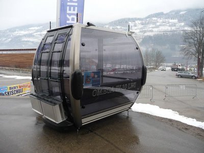 Szenenwechsel: Bei der Talstation steht bereits die Werbegondel für die 10EUB, die heuer gebaut wird. Die Piste dazu gibt es bereits und wird nun dokumentiert.