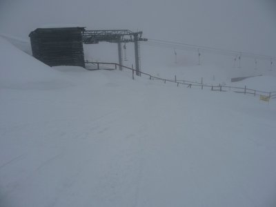 Vom Panoramaschiweg gibt es jetzt eine kurze schmale Piste, die an der rechten Seite der Bergstation der Sunshine-Lifte vorbeigeht.