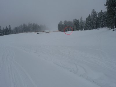 Hier mündet die neue Piste in den neuen Schiweg vom Rosenkranzlift zur Gondelabfahrt. Rot markiert habe ich die Talstation des Rieglerhüttenliftes. Auf der großen Fläche im Bild-Vordergrund wird die Talstation der 10EUB errichtet.