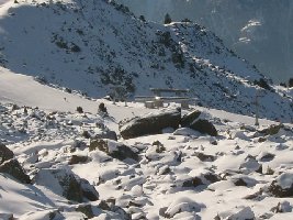 die mittelstation der leitner-4er-ksb aufs seetalhorn - auf problematischerem grund, aber weniger ruppig als die bärgji-4er-ksb-mittelstation.