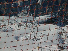 der plattja-2er versteckt sich samt piste hinter einem sicherheitsnetz. oder so ähnlich. :-)