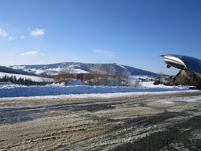 blick vom parkplatz rüber zum fichtelberg