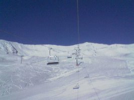 Blick aus der Sesselbahn kurz nach überqueren der Warteschlange des Babylifts, Piste sehr verbreitert