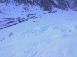 Mit diesen Schneequadern ist nichts mehr anzufangen...manche sind bis ins Tal gerollt