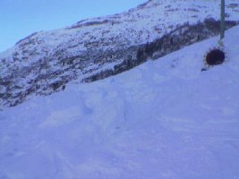 Extreme Kunstschneemassen neben der Talabfahrt.