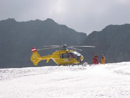 Leider hat sich jemand verletzt, deswegen ist der Heli auf 3100 m gelandet.