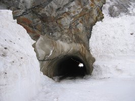 Eingang des Skitunnels. Innen wie gesagt super eisig.