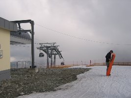 Hier geht bald der Schnee aus. Das &amp;quot;Restaurant&amp;quot; sieht echt sehr klapprig und improvisiert aus. Ob das Jack Falkner bei OBI zammgekauft hat? ;-) Heimwerken ist ja ein Trenb...