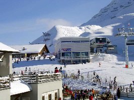 neuer Intersport an der Bergstation Versettla - ein Musterbeispiel moderner Architektur ;-)