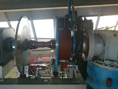 Bei der 4KSB  werden gerade die Riemen die vom´Notantrieb auf die Haupantriebsachse gehen getauscht