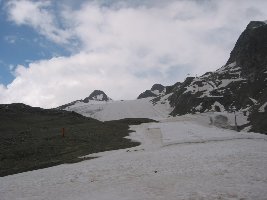 Auch der Riesenschneehaufen ist z.T. mit Matten abgedeckt.