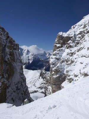durch die Scharte in den schattigen Steilhang