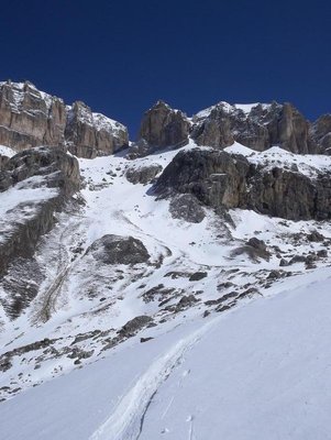 der untere Teil der Scharte im Überblick. In den Rinnen liegt noch für mehrere Tage ausreichend Schnee.