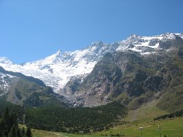 Die Mischabel-Gruppe von Saas-Fee aus. Von links nach rechts: Alphubel, 4207 m, Täschhorn, Dom, 4545 m, Lenzspitze, 4294 m