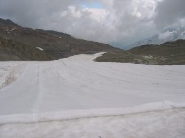 Die Gletscherzunge ist mit den Matten abgedeckt. Höhenlage: ca. 2900 m (gemessen)