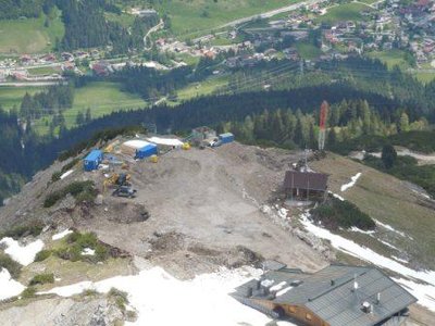 Bereich der Bergstation vom Gipfel aus