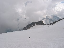 Mein Papa auf dem Tiefenbachferner, dahinter der SL Mutkogl.
