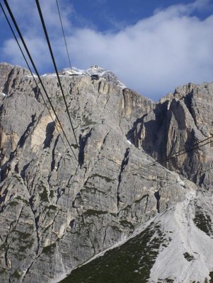 Auffahrt nach Ra Valles, hier die 2.Sektion. Im Hintergrund die Bergstation der 3. Sektion auf der Tofana di Mezzo